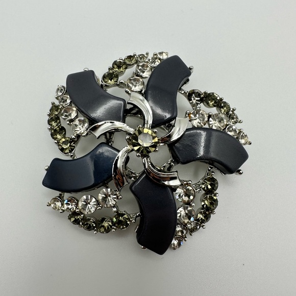 Vintage signed Star Vintage Silvertone Thermoset And Crystal Pan Pin brooch - Picture 1 of 8